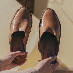 Mohinders men’s heritage solid city slipper in honey